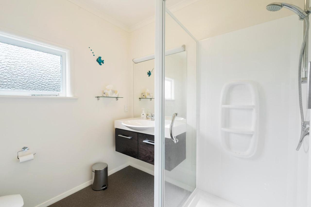 The Green Trout - Paraparaumu Beach Holiday Home Buitenkant foto